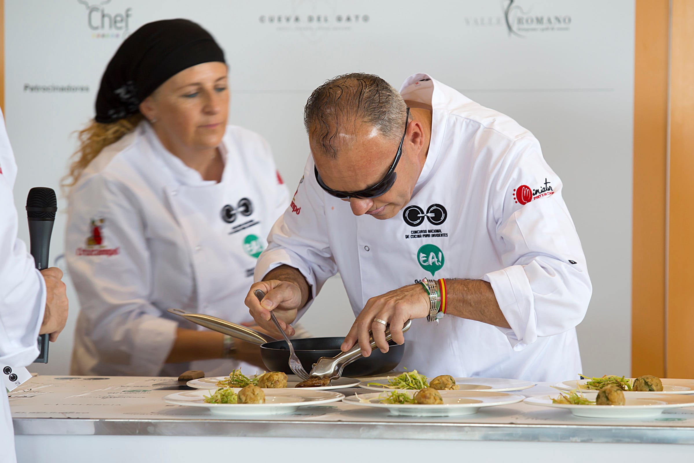 José Antonio Parra, durante el concurso de cocina para ciegos celebrado en Estepona.