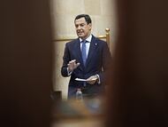 El presidente de la Junta, Juanma Moreno, interviene en la sesión de control al Gobierno del Pleno del Parlamento de Andalucía.