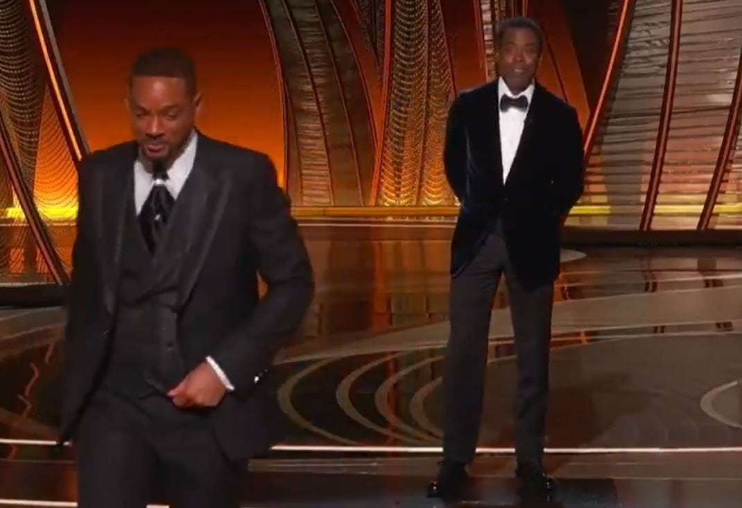 Will Smith vuelve a su sitio tras agredir a Chris Rock