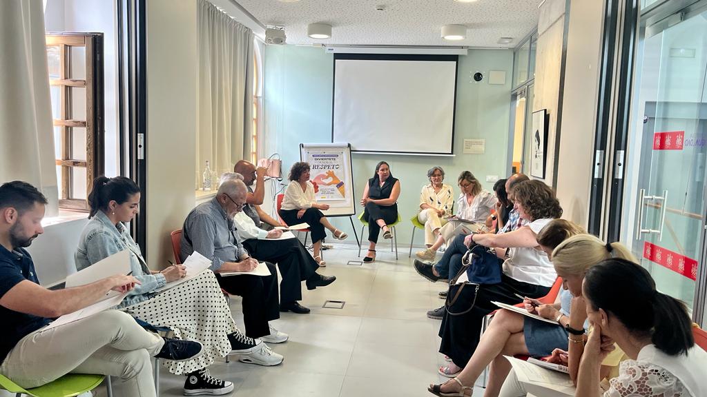 En el centro, la concejala de Igualdad, María Luisa Gómez Calero. Reunión con casetas para el proyecto 'Fiestas libres de agresiones sexistas'.