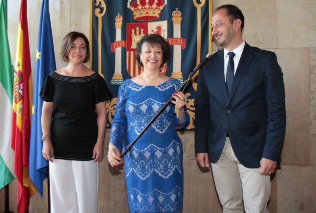 Gómez de Celis, junto a la subdelegada, Rafaela Valenzuela, y la alcaldesa, Isabel Ambrosio.