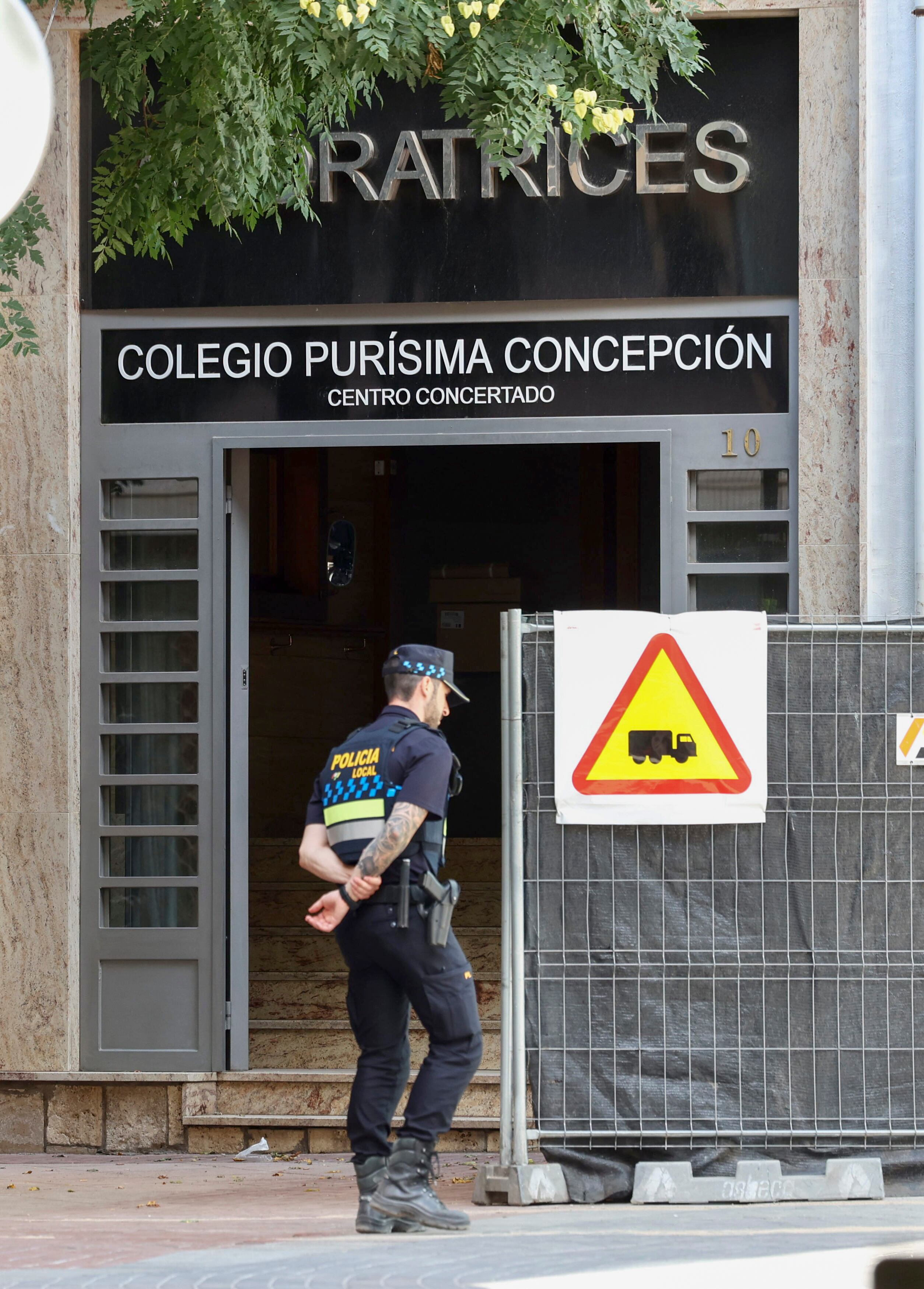 LOGROÑO (LA RIOJA) 25/07/2023.- Una de las fachadas interiores del patio del céntrico colegio Adoratrices de Logroño se ha derrumbado, lo que ha causado tres heridos, uno de los cuales se encuentra bajo los escombros y es buscado por perros de la patrulla canina de la Policía Nacional de La Rioja. El derrumbe de la fachada, donde se realizaban obras, también ha ocasionado un escapes de gas, que ya ha sido solucionado. EFE/Raquel Manzanares
