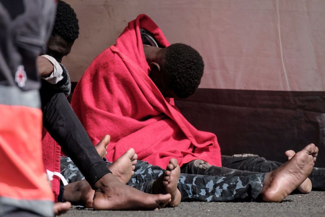 Imagen de dos de las personas que viajaban en el cayuco que llegó a Gran Canaria el domingo 17 de mayo