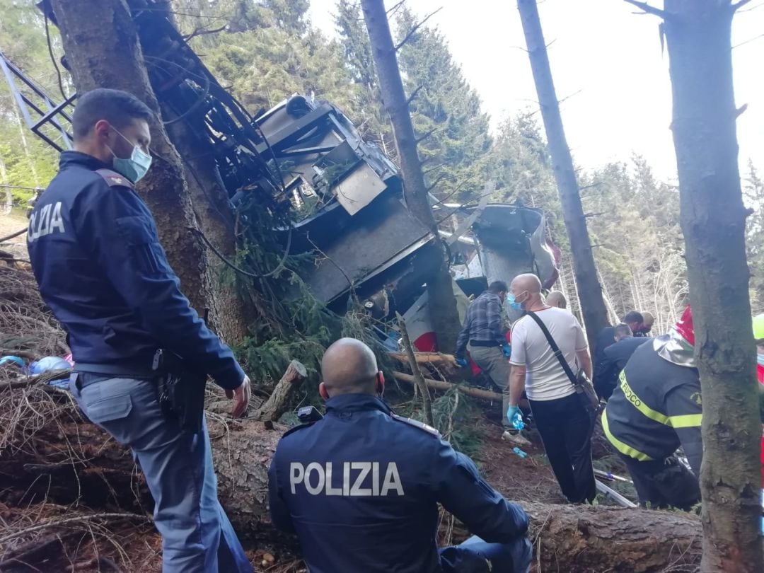 Emergencias trabaja en el lugar del accidente