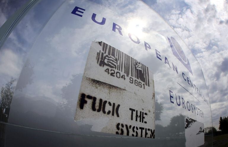 Una cartel reivindicativo colocado en un cristal del Banco Central Europeo (BCE) en Fráncfort (Alemania).