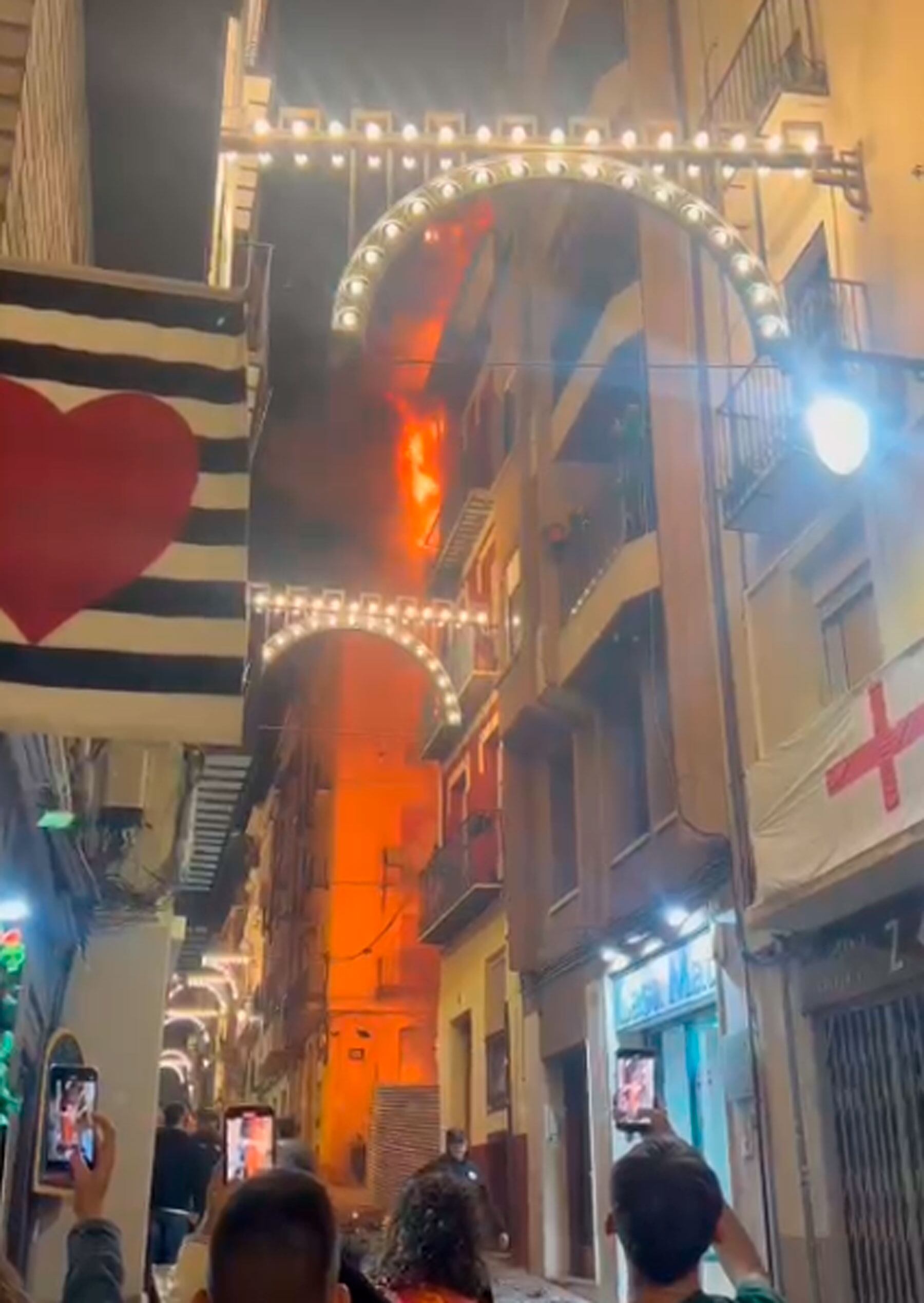 Imagen del solar en llamas desde la parte baja de la calle Sant Francesc