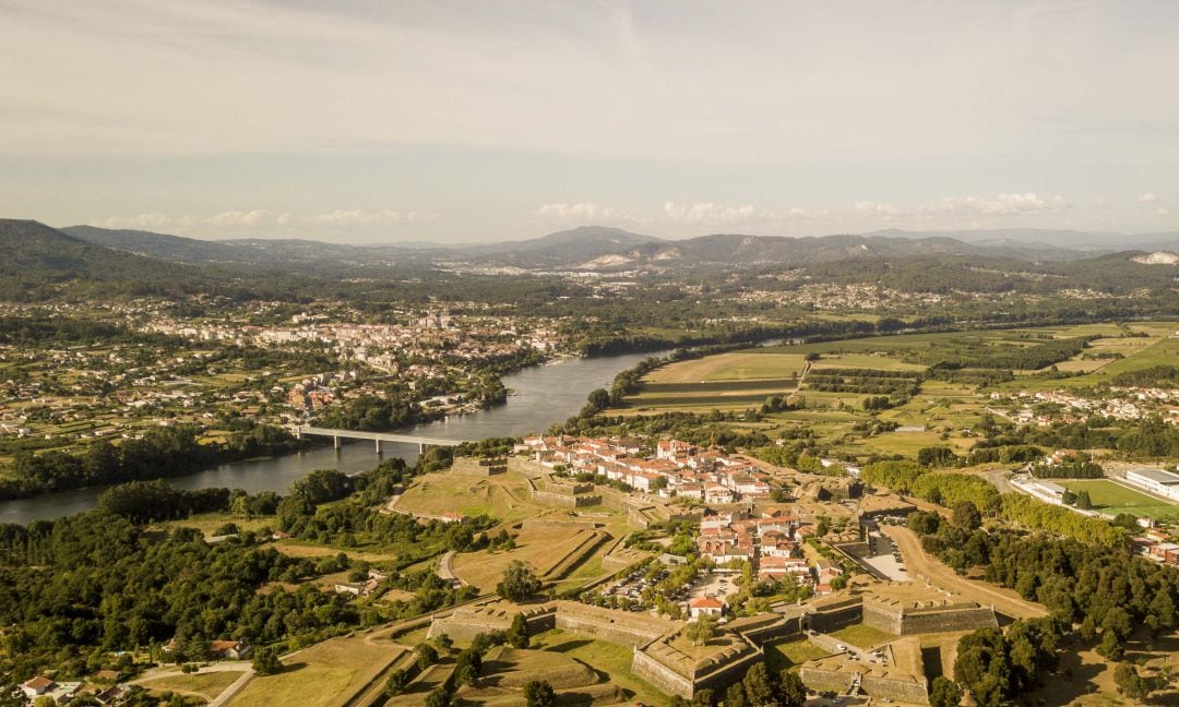 Vista aérea de los municipios de Tui y Valença, separados por el río Miño. 