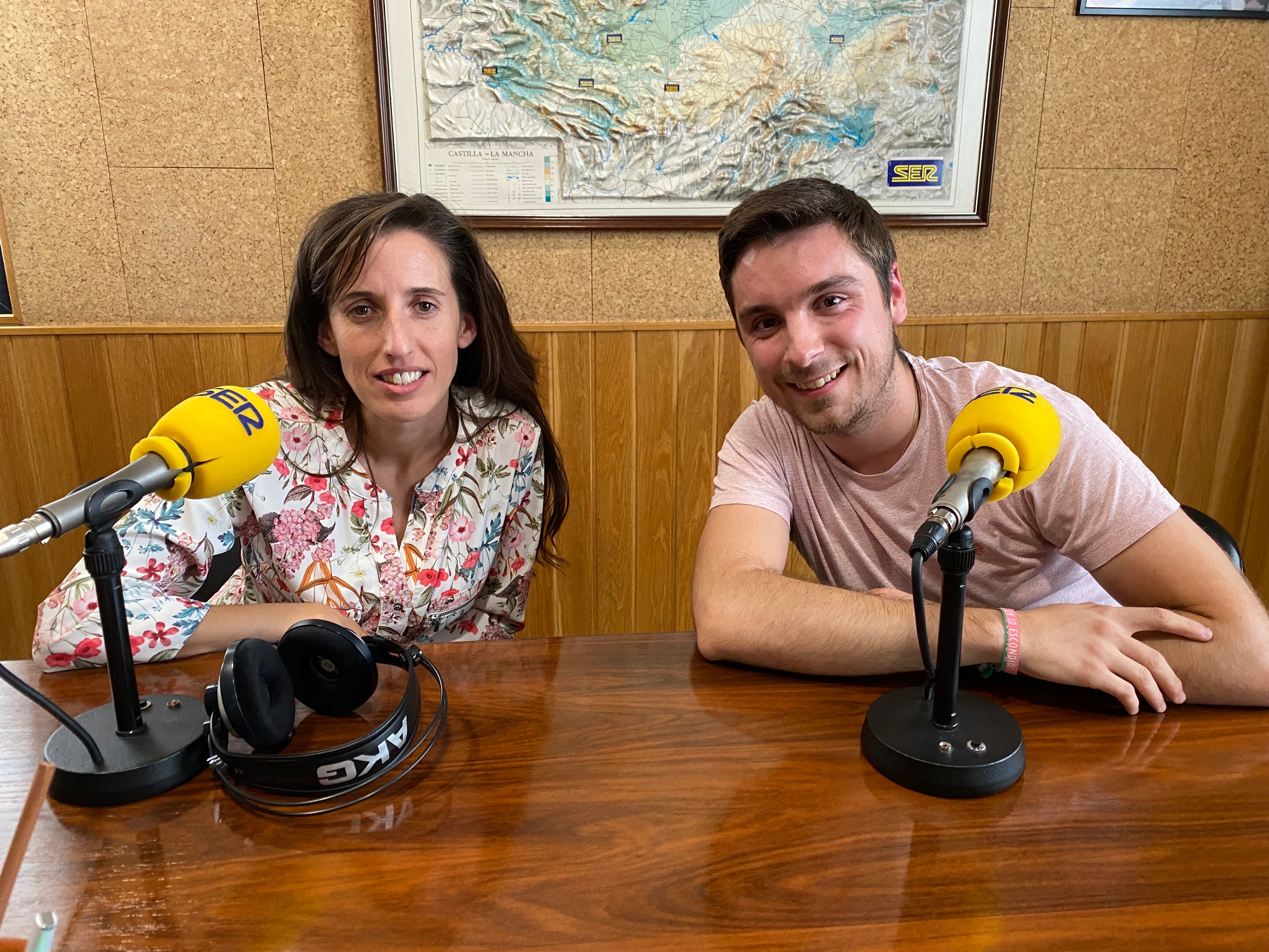 Beatriz Hernández y Juan Hernansanz en los estudios de SER Cuenca.