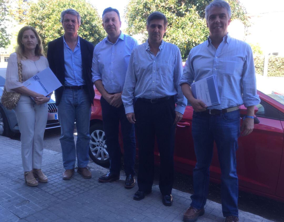 Álvaro de la Calle, candidato de Jerezanos en Acción, junto a miembros del partido y de ASORECA