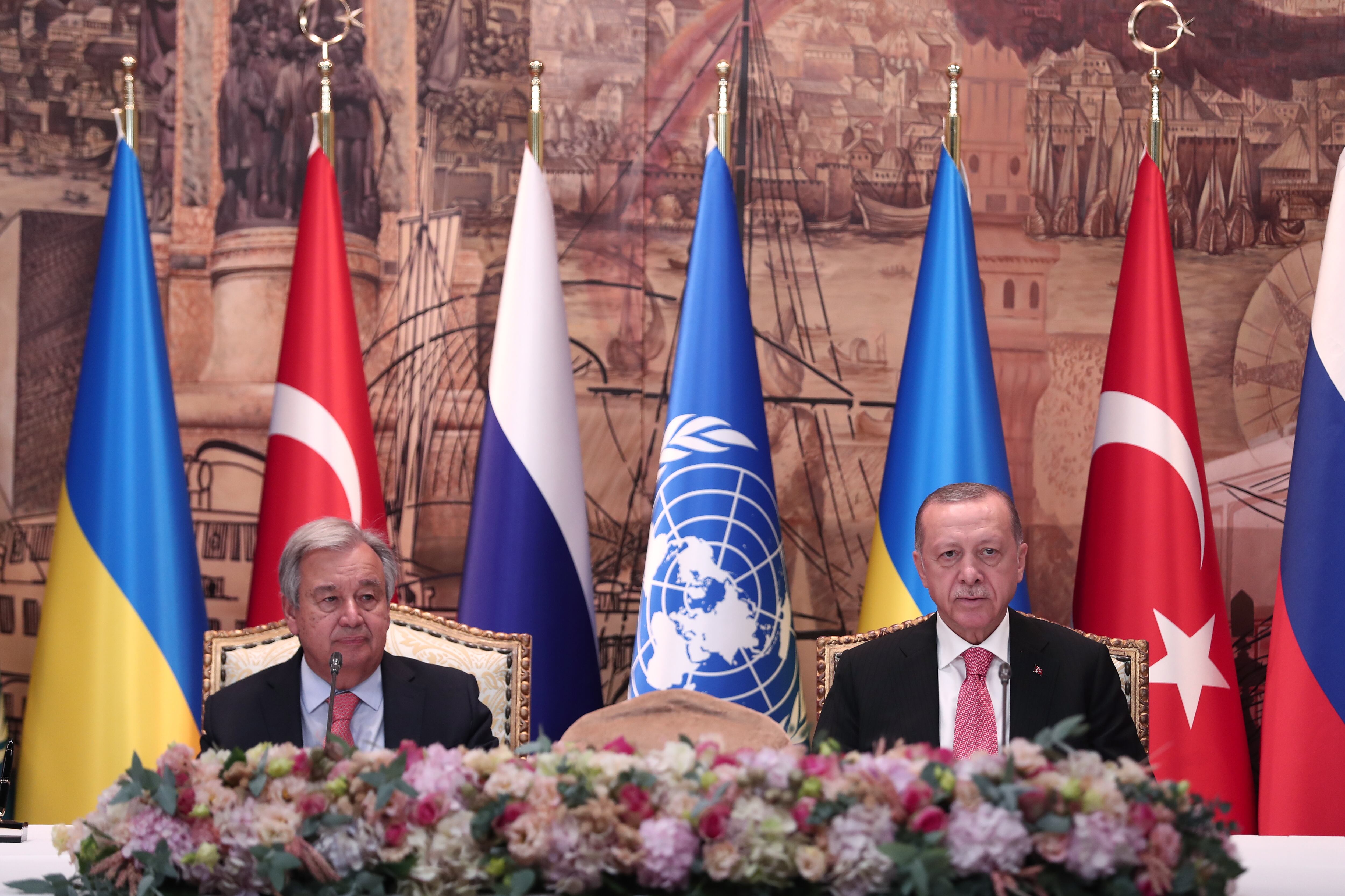 El presidente Recep Tayyip Erdogan, junto con el secretario general de la ONU, Antonio Guterres