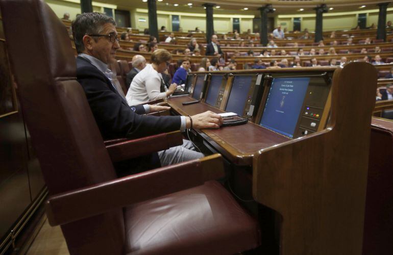 Vista del nuevo escaño del exsecretario general del PSOE Pedro Sánchez, situado en la cuarta fila del hemiciclo del Congreso de los Diputados, junto al diputado Patxi López.