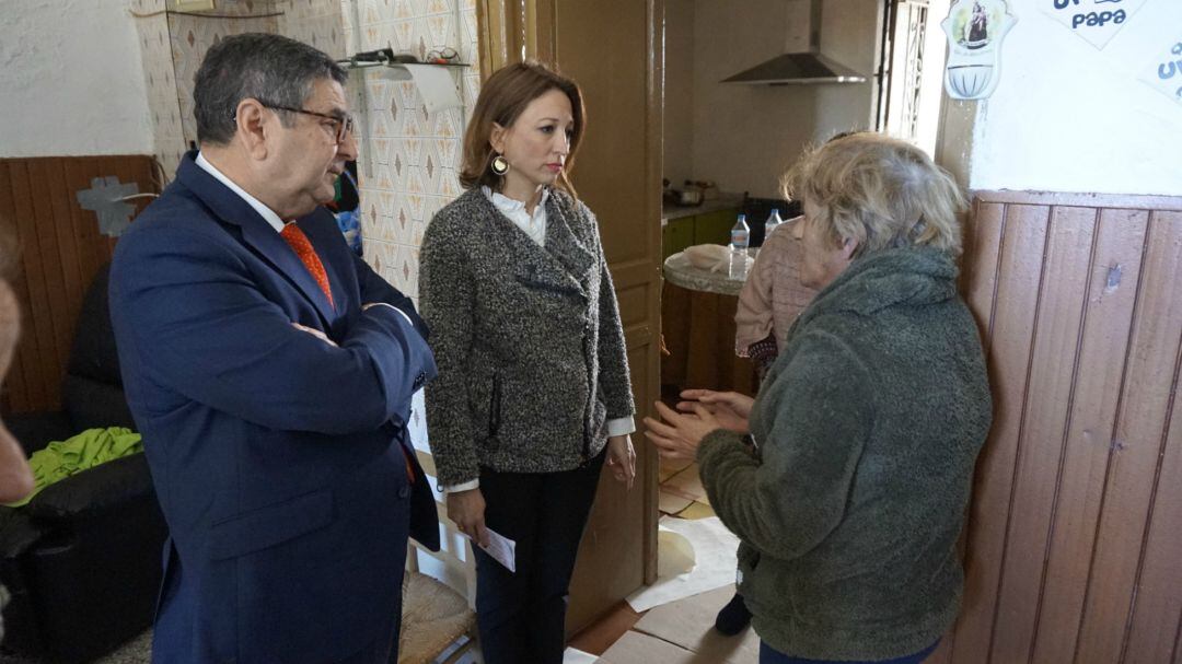 Navarro, junto al alcalde de Vélez-Málaga, ha recorrido la zona afectada en el Trapiche