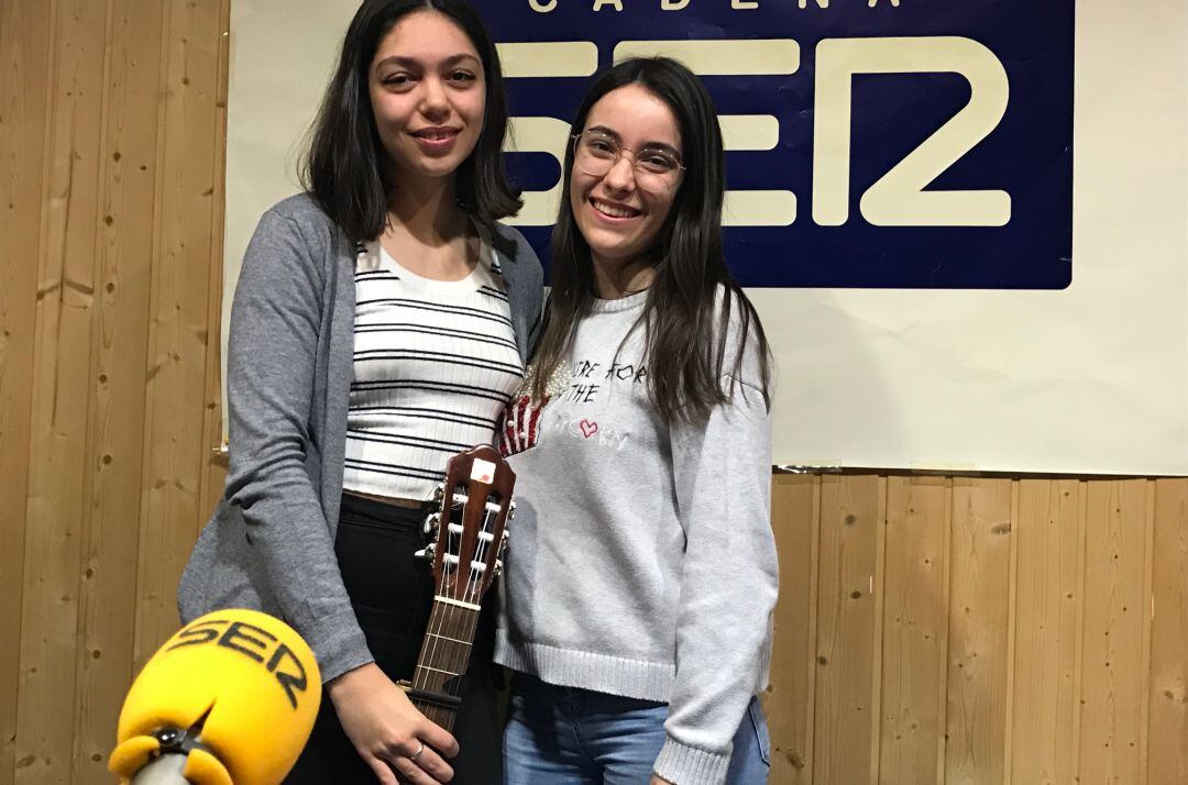 Dos de las componentes del grupo musical, de Valdepeñas, Sempiterno en el Garaje de la SER