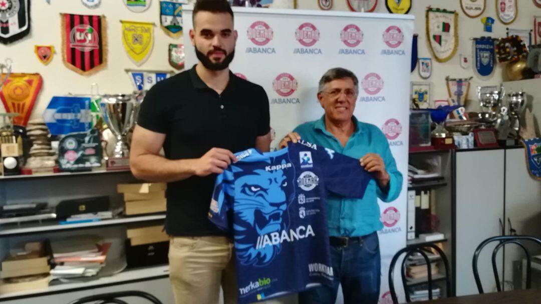 Rubén Marchan posa con la camiseta del Ademar
