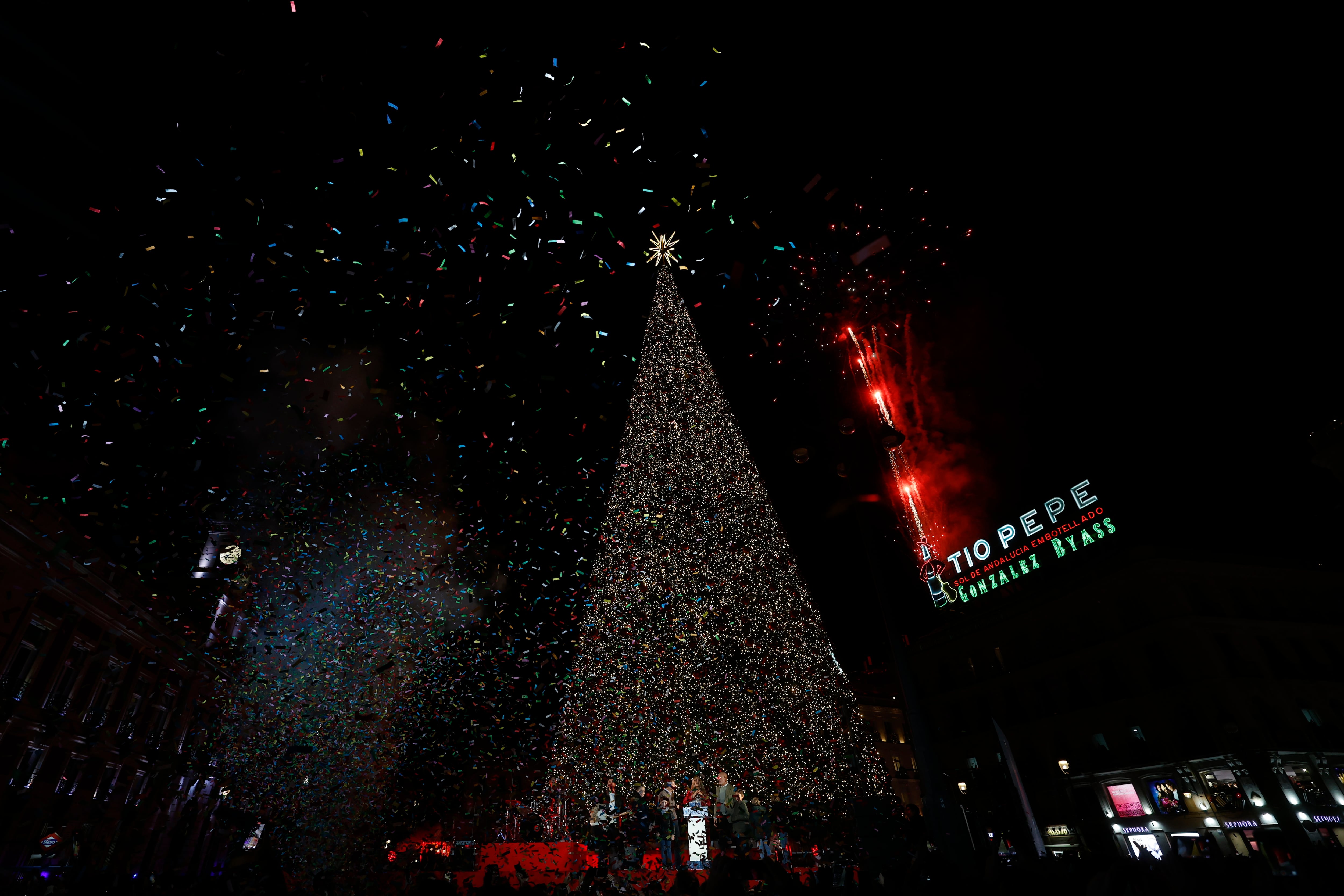 MADRID, 28/11/2024.- El seleccionador nacional de fútbol Luis de la Fuente (d), acompañado por el alcalde de Madrid José Luis Martínez-Almeida, protagoniza el encendido de la iluminación navideña este jueves en la madrileña Puerta del Sol. EFE/Juanjo Martín