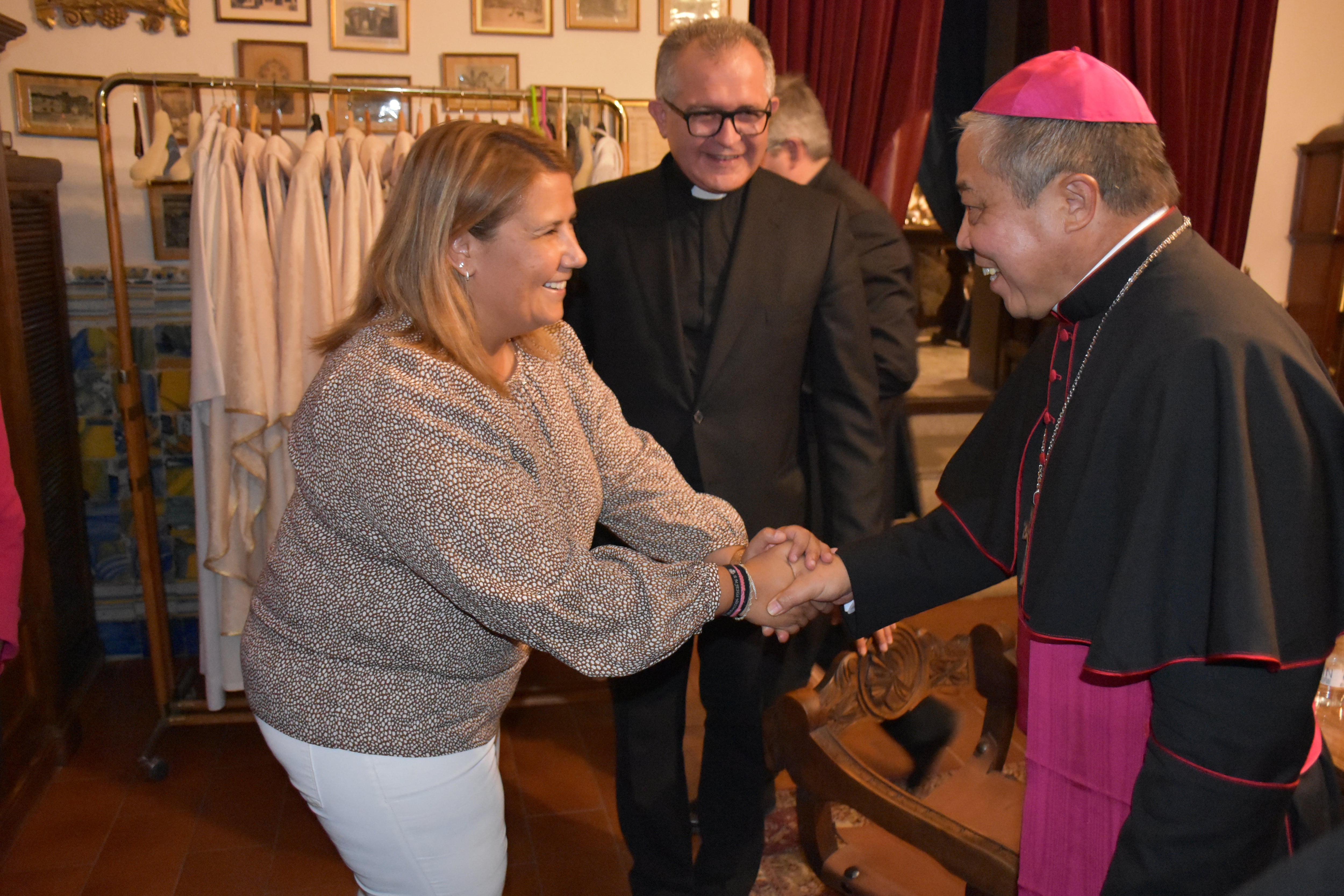 Tita García saludando al Nuncio en su visita a Talavera