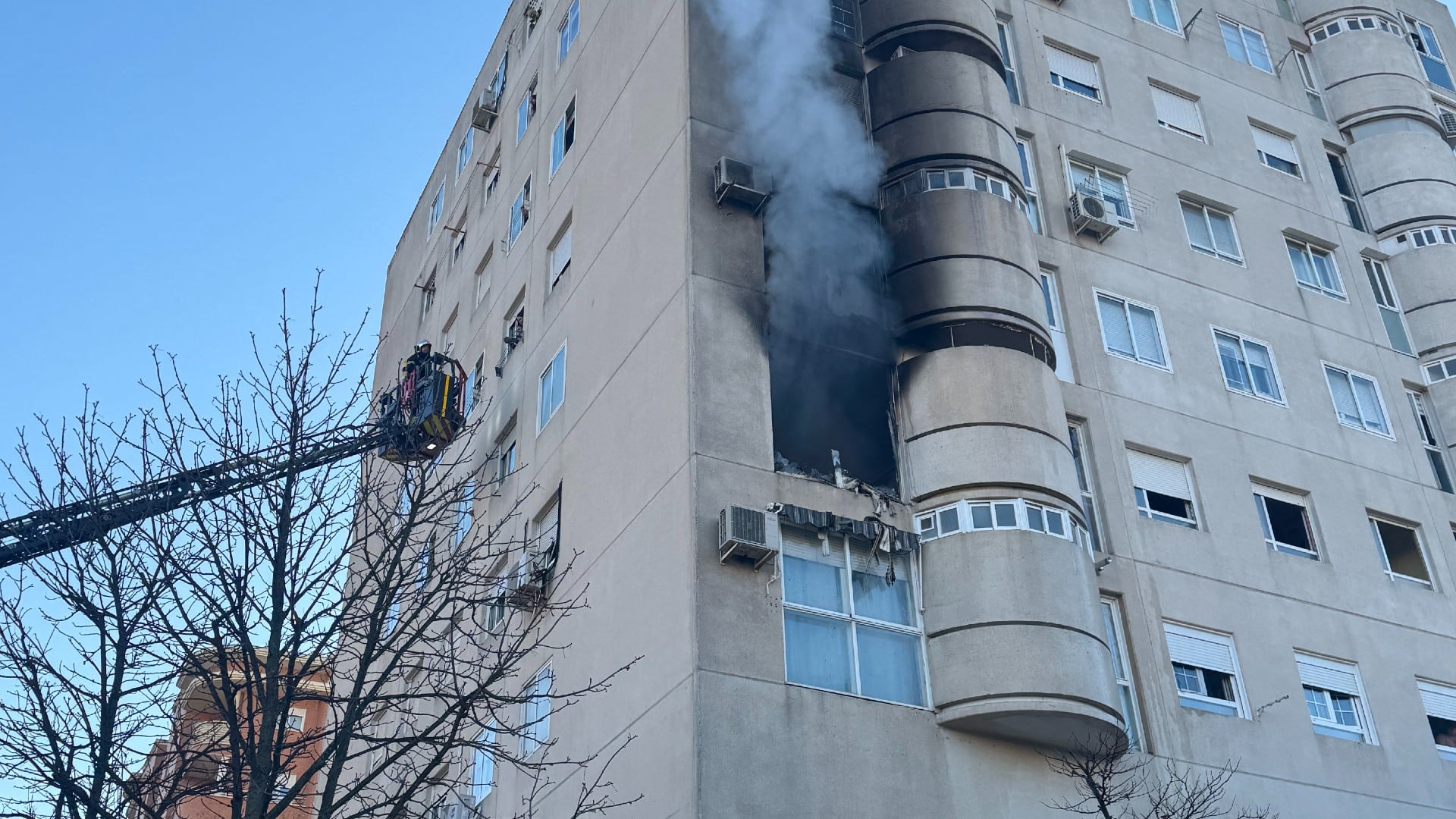 El humo saliendo de la tercera planta del edificio