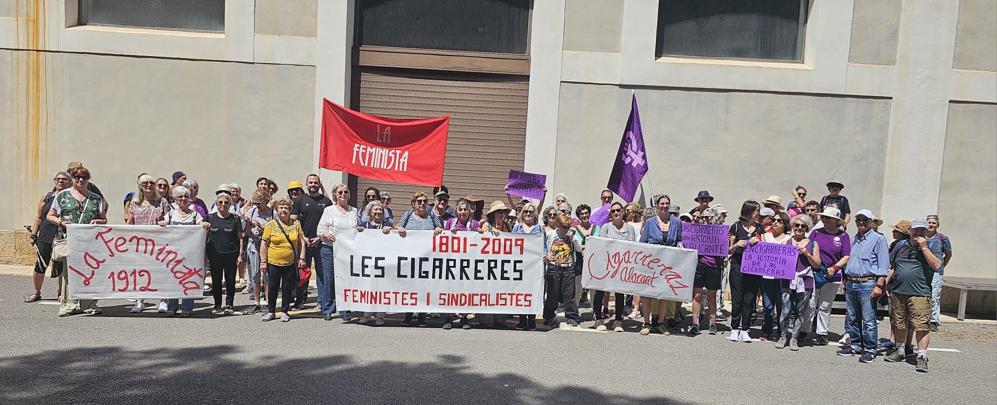 Familiares de las cigarreras de Alicante en un acto de homenaje a estas trabajadoras