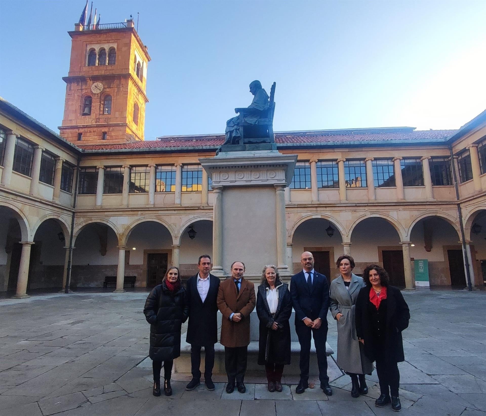 El consejero Ovidio Zapico, el rector Ignacio Villaverde y la investigadora Carmen García con miembros de la Universidad de Oviedo con motivo de la presentación del mapa interactivo de las fosas de la Guerra Civil y la represión franquista