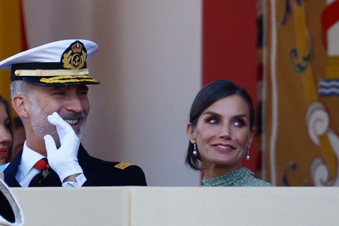 MADRID, 12/10/2022.- El rey Felipe VI preside el desfile del Día de la Fiesta Nacional junto a la reina Letizia este miércoles en Madrid. EFE/ Rodrigo Jiménez
