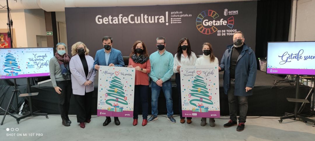 La alcaldesa de Getafe y los ediles de Cultura y Desarrollo Económico, junto con los presidentes de asociaciones empresariales de la ciudad, en la presentación de la campaña de Navidad.