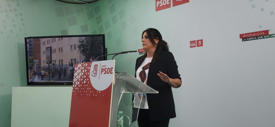 Ángeles Férriz comparece ante los medios en la sede provincial de PSOE de Jaén.