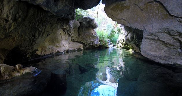 El agua del arroyo de la Madera penetra también en algunas cuevas.