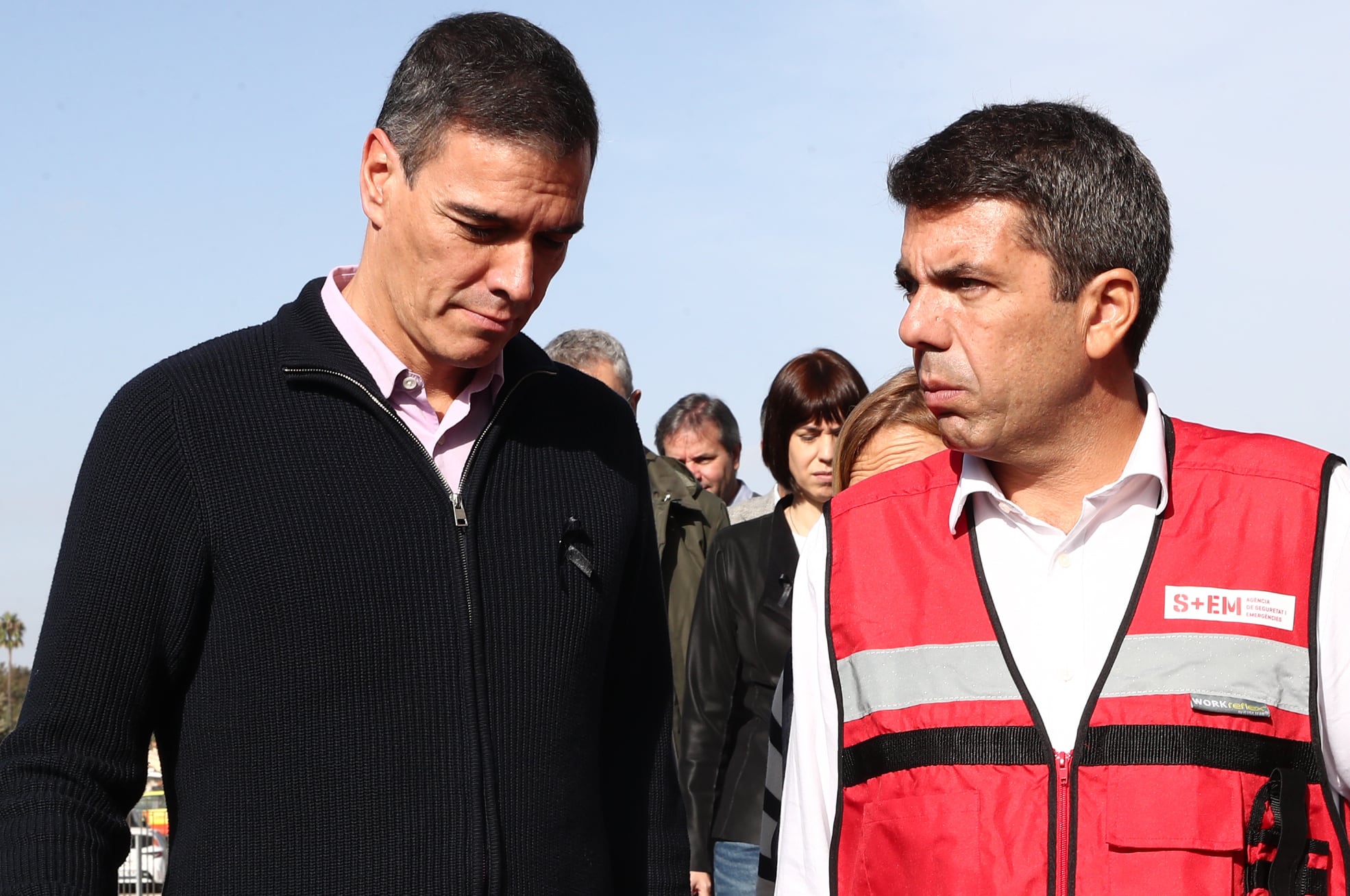 El presidente del Gobierno, Pedro Sánchez (i), acompañado por el president de la Generalitat, Carlos Mazón visita este jueves el Centro de Coordinación Operativo Integrado (CECOPI) de la Comunitat Valenciana