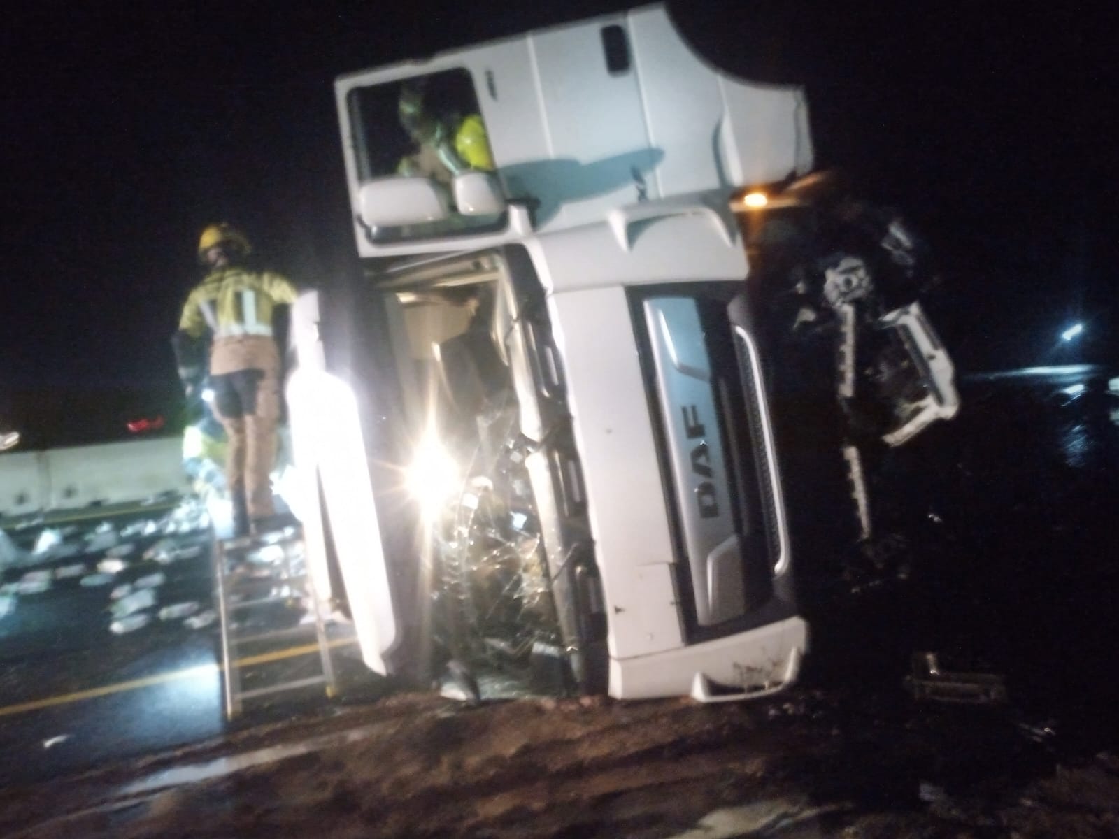 Cortada la LO-20 por el accidente de un camión