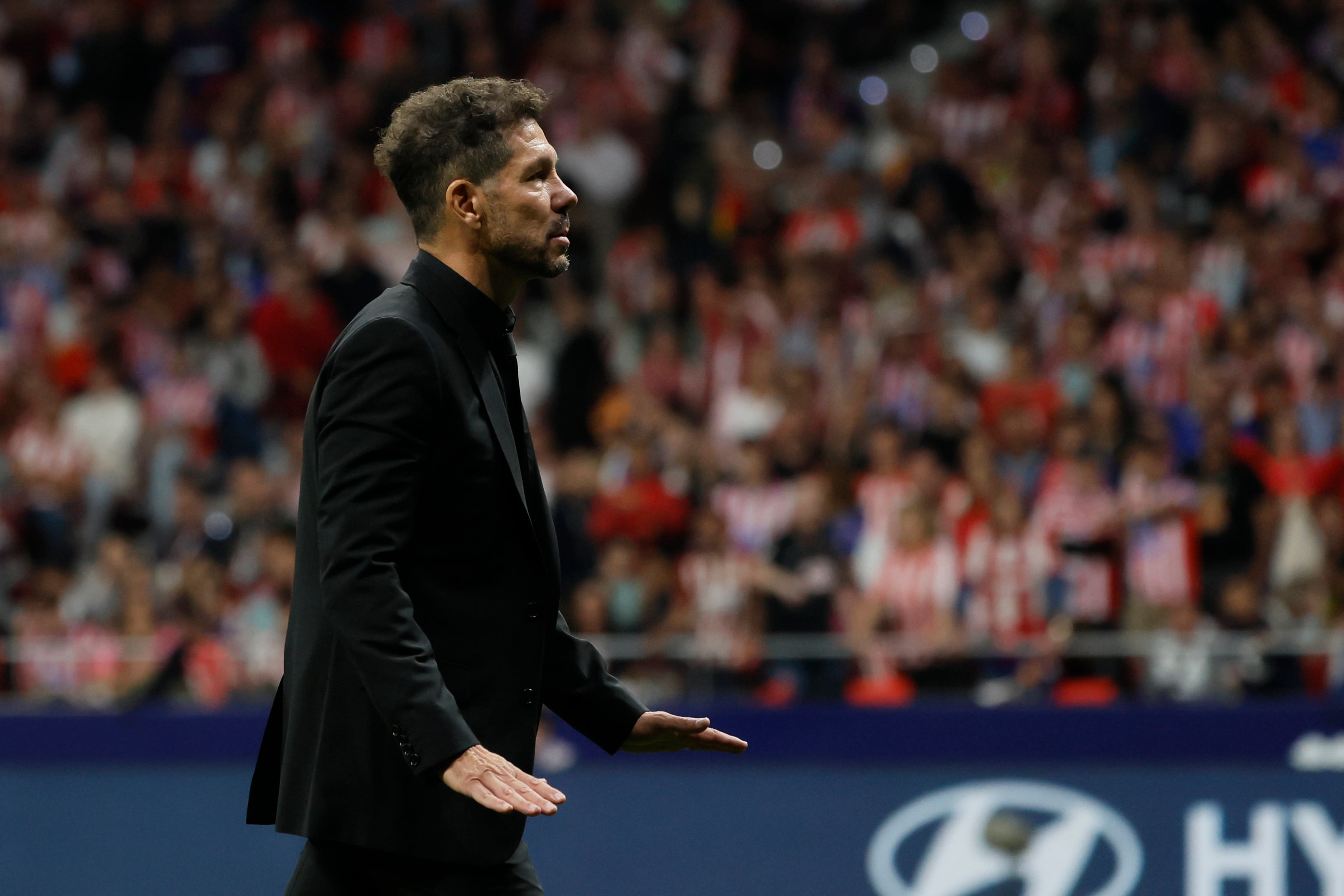 MADRID, 29/09/2024.- El entrenador del Atlético, Diego Simeone, se dirige a la afición durante el partido de la LaLiga EA Sports que Atlético de Madrid y Real Madrid disputan este domingo en el estadio Civitas Metropolitano. EFE/Ballesteros
