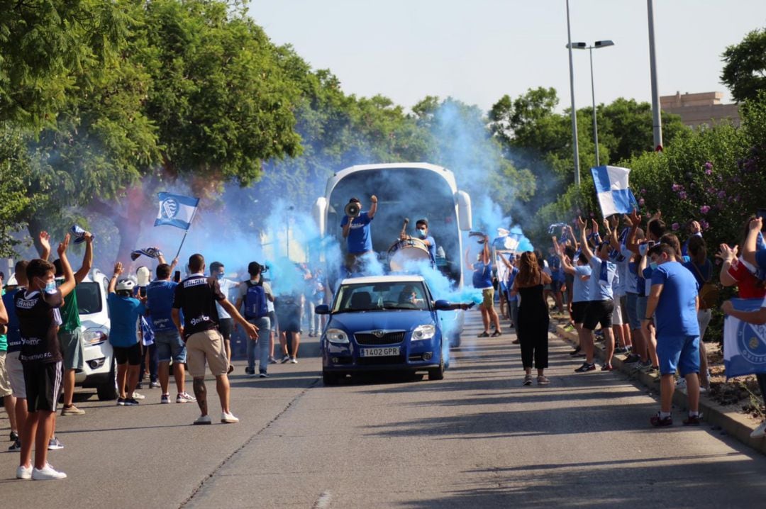 Instante de la espectacular salida de la expedición del Xerez Deportivo desde Chapín