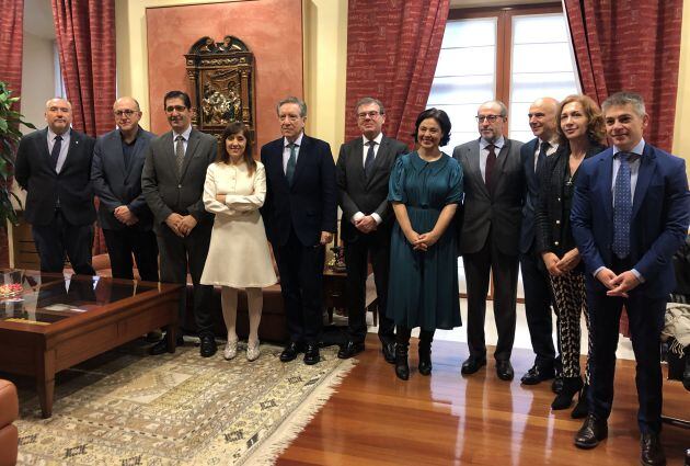 Iñaki Gabilondo junto a la presidenta de la Asociación de Periodistas de Ciudad Real, Mar Gómez Torrijos, a su derecha y el Rector, Miguel Ángel Collado, a su izquierda, junto a otras autoridades.