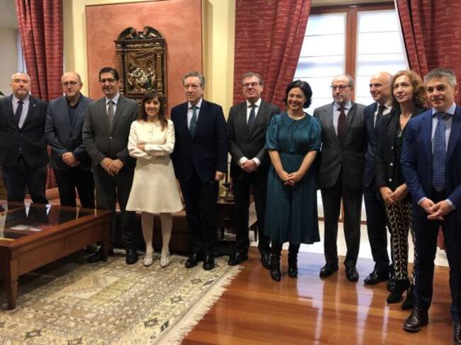 Iñaki Gabilondo junto a la presidenta de la Asociación de Periodistas de Ciudad Real, Mar Gómez Torrijos, a su derecha y el Rector, Miguel Ángel Collado, a su izquierda, junto a otras autoridades.