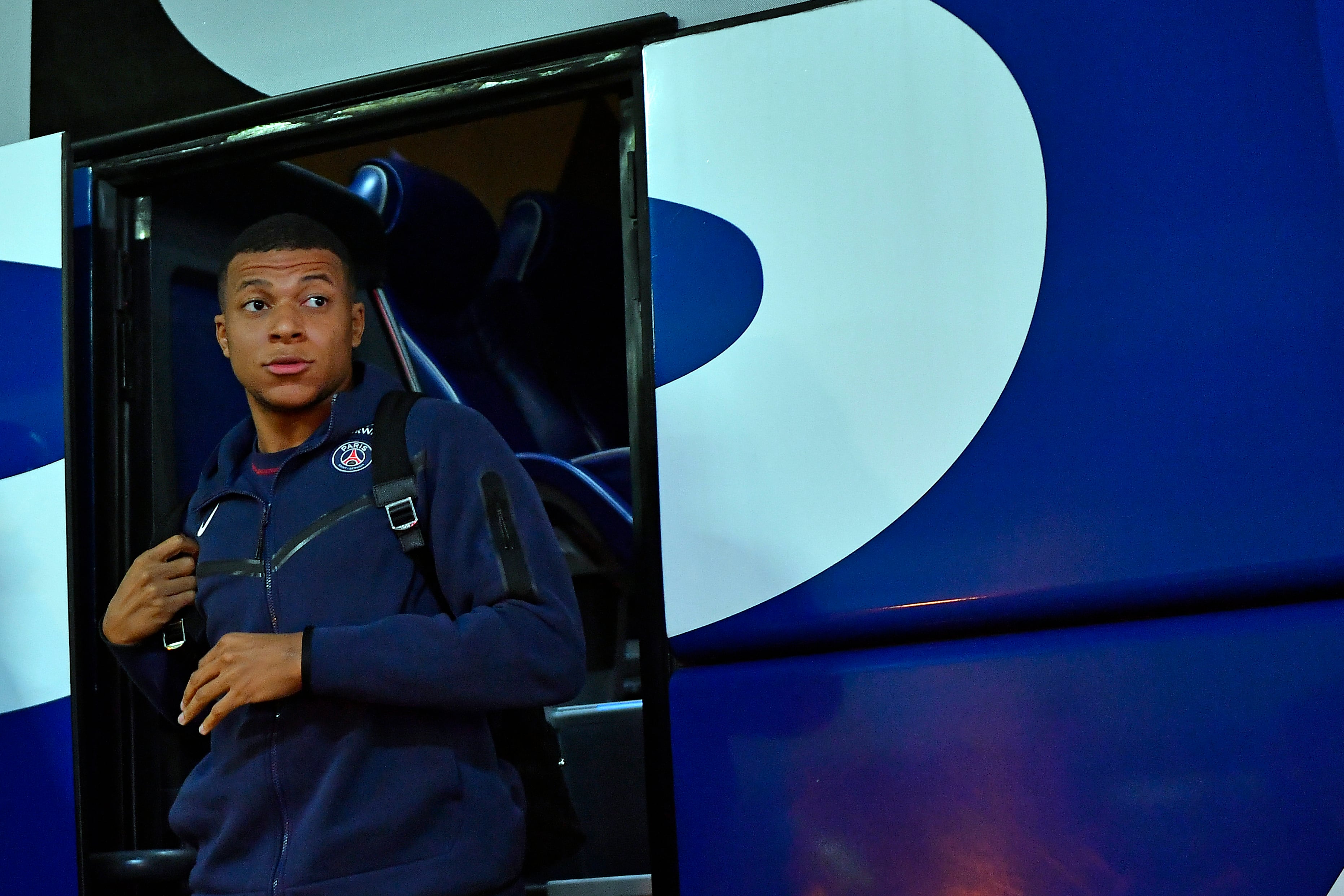 Kylian Mbappé, saliendo del autobús del PSG.