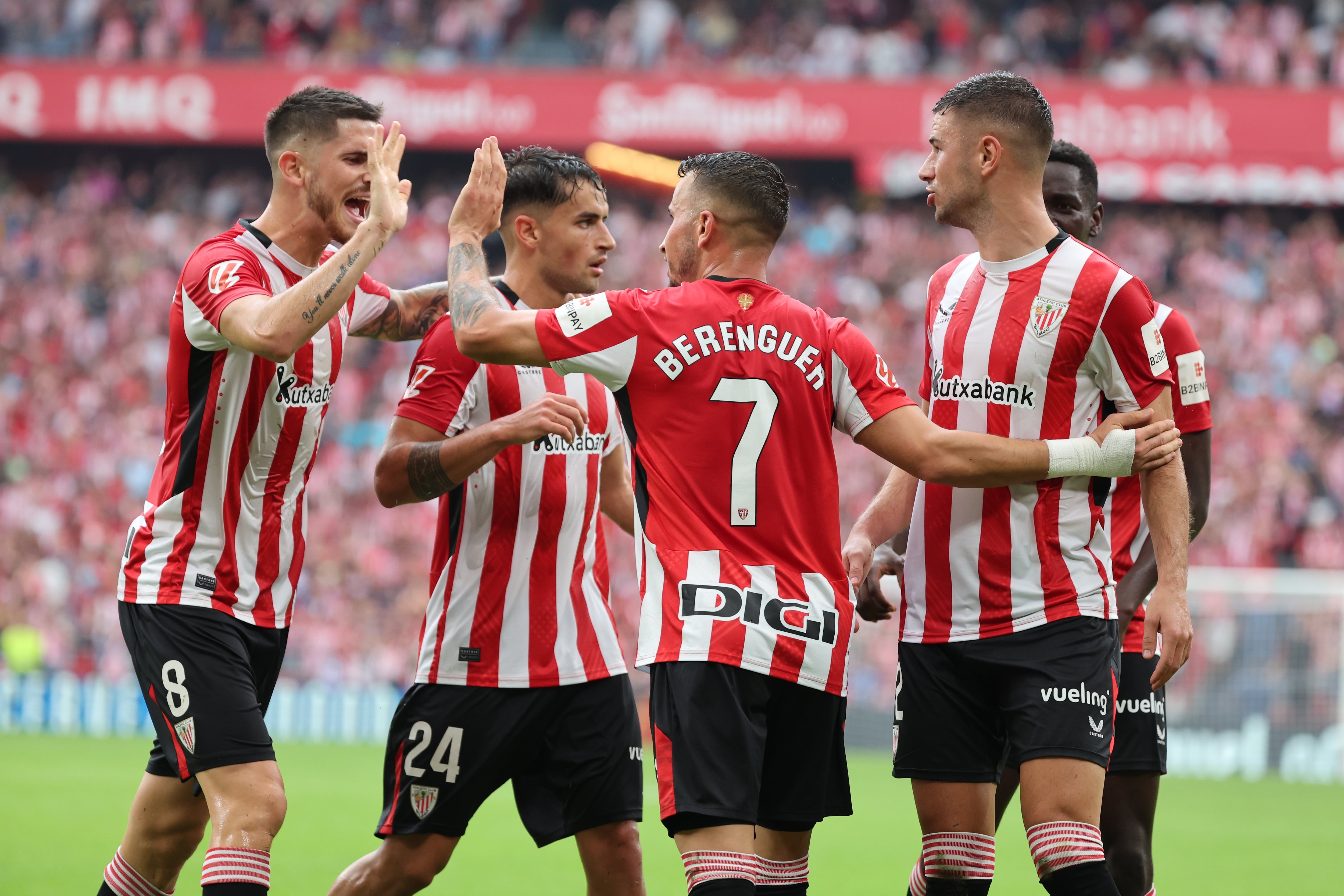 Gorka Guruzeta es felicitado por sus compañeros después de meter uno de sus goles durante su partido de la sexta jornada de LaLiga contra el Celta de Vigo en el estadio de San Mamés