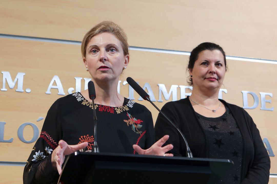 La alcaldesa de Castelló, Amparo Marco, y la concejal de empleo, Patricia Puerta, dando a conocer los datos del balance de empleo