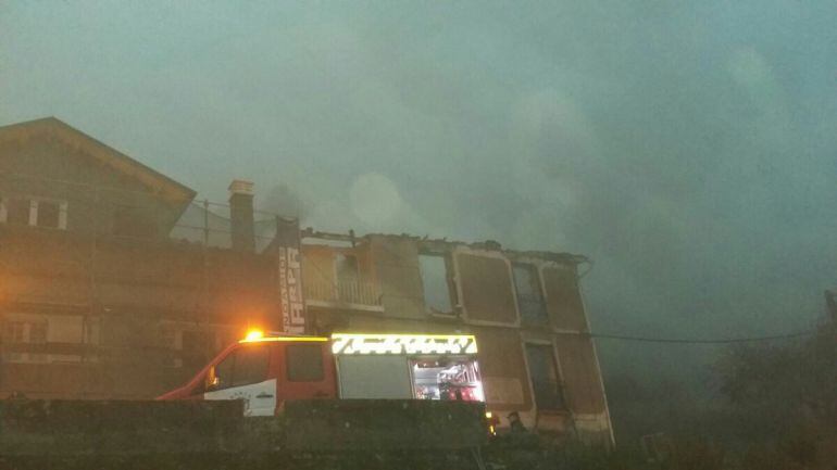 Los bomberos intervienen en una de las casas afectadas