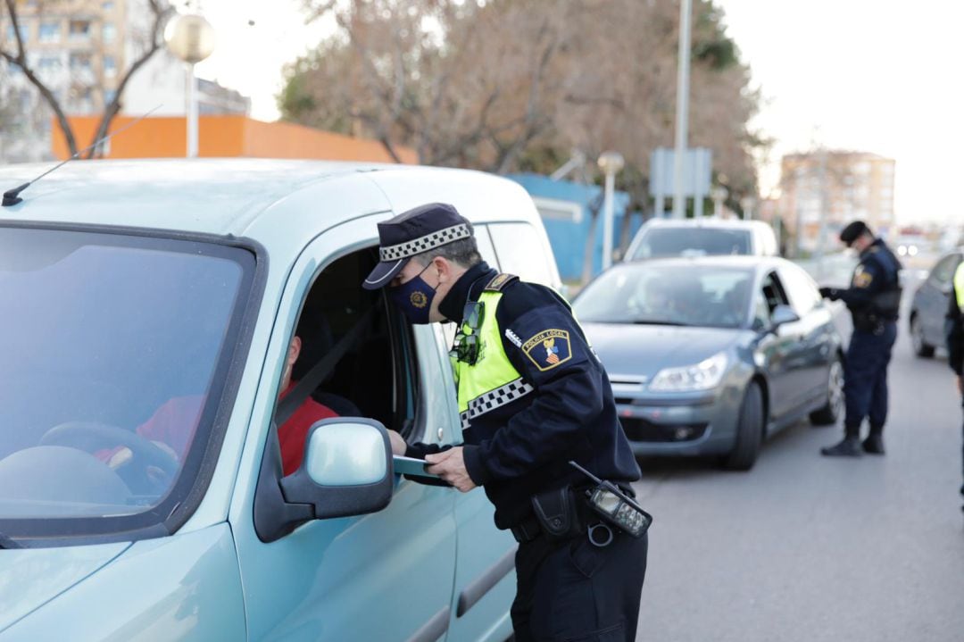 Policía de Vila-real patrullando por la seguridad vial