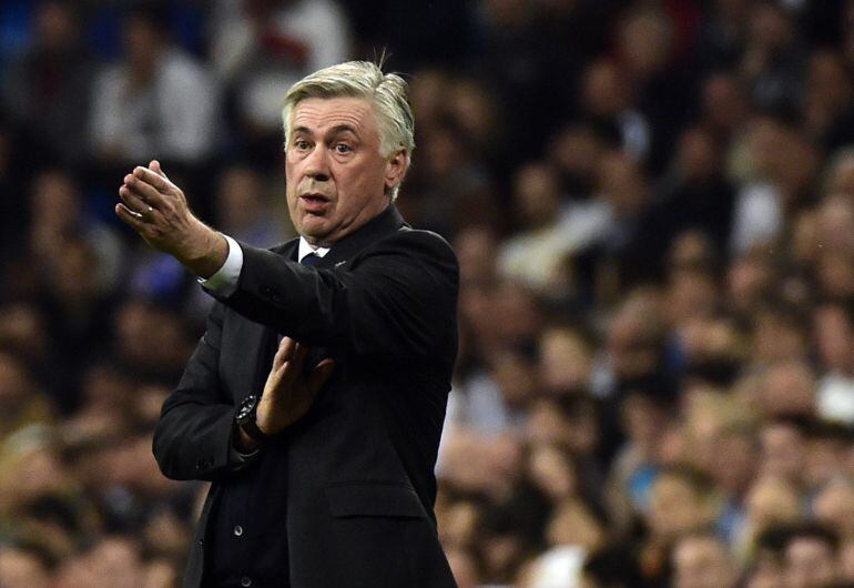 Carlo Ancelotti da indicaciones a sus jugadores durante el partido ante el Schalke 04