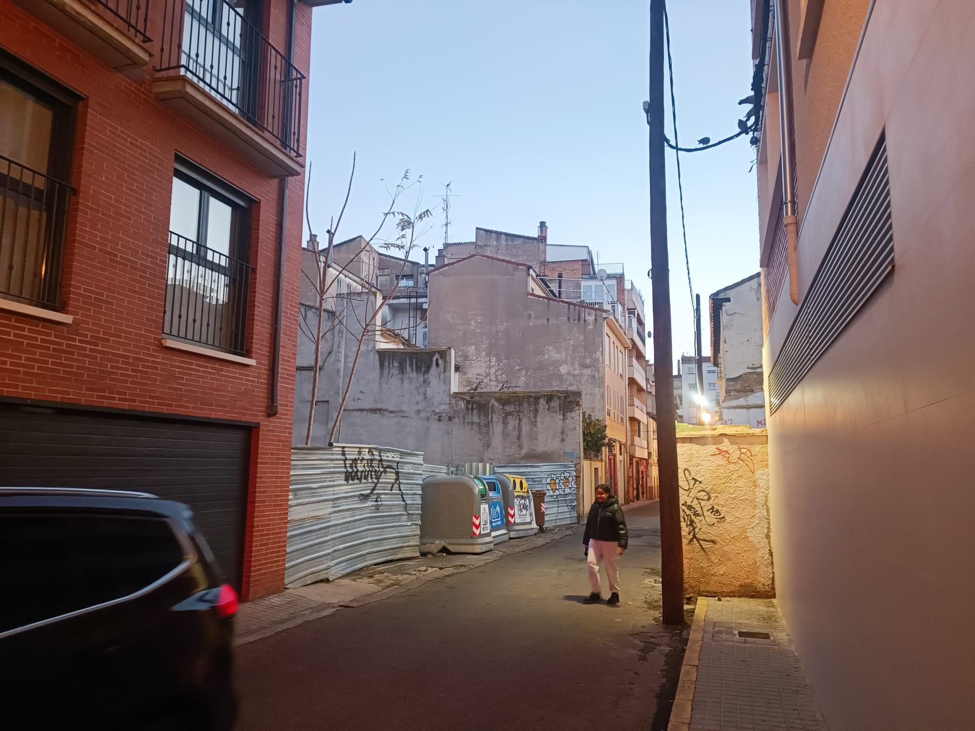 Calle Roldán con solares vacíos, aceras estrechas y sin casi luz