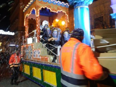 Una de las carrozas de la Cabalgata de Reyes Magos a su paso por la Plaza de España