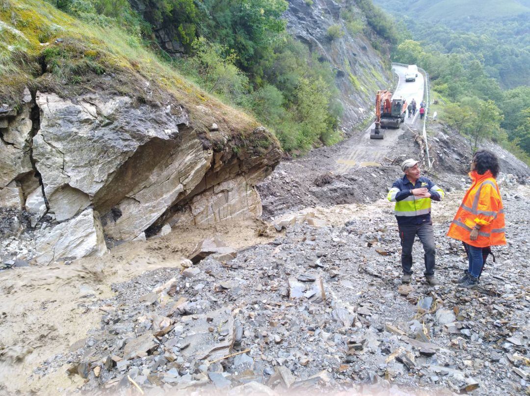 La carretera desaparece literalmente cuando hay precipitaciones intensas desde hace tres años