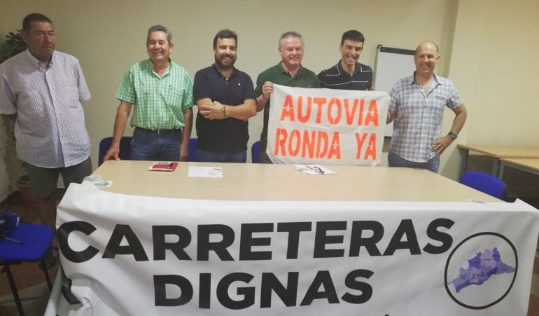 Miembros de ambas plataformas tras la reunión en la sede de APYMER en Ronda