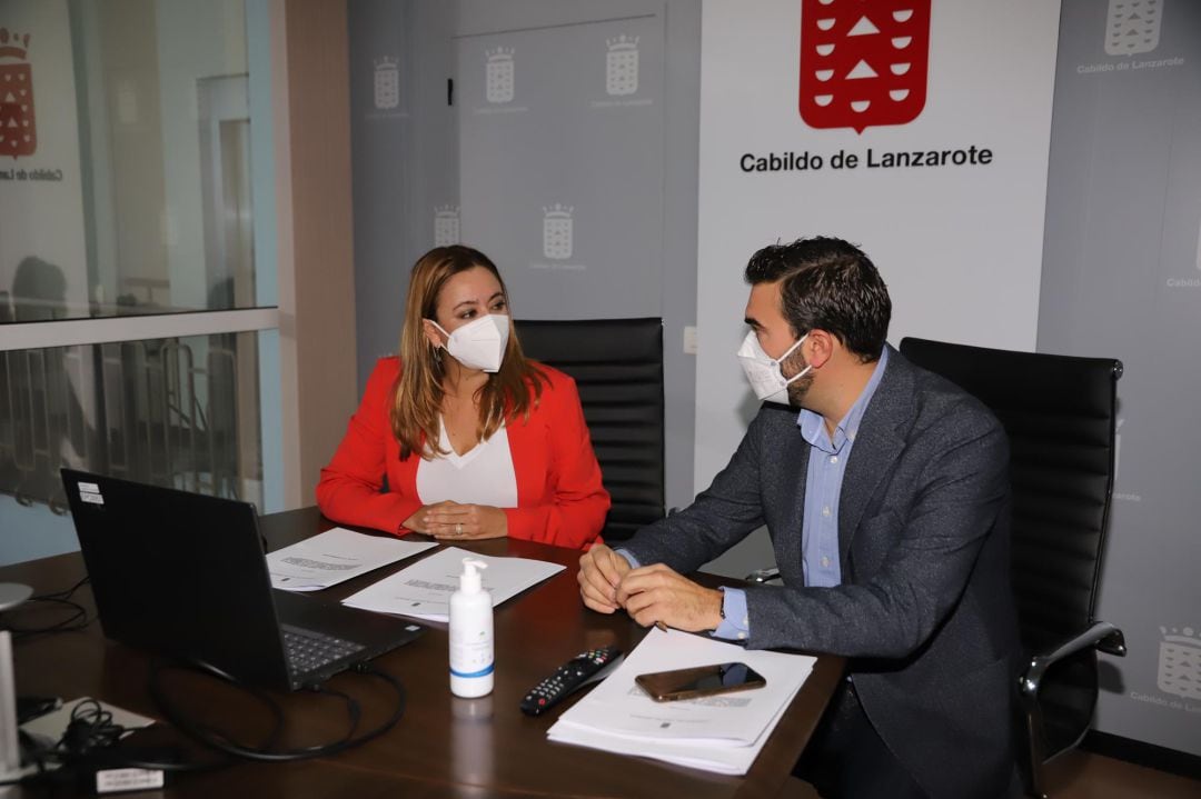 María Dolores Corujo, presidenta del Cabildo de Lanzarote, junto al gerente del Consejo Insular de Aguas, Erik Martín.