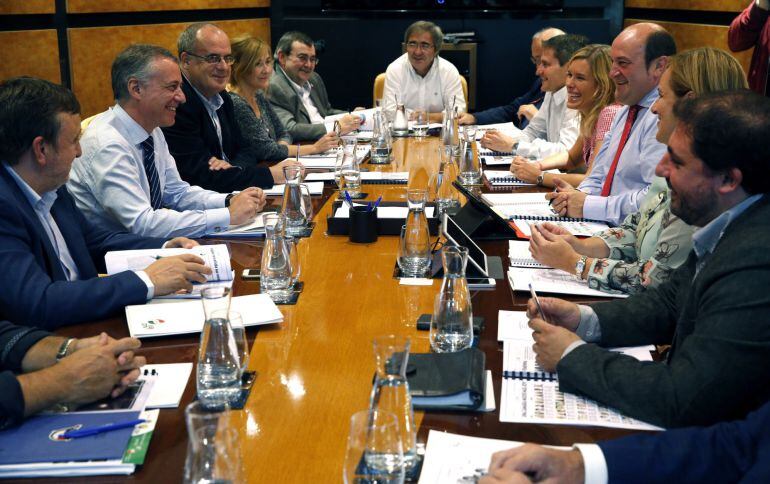 GRA296. Los miembros del EBB presidida por Andoni Ortuzar, (3d) y el lehendakari Iñigo Urkullu, (2i) durante al reunión mantenida hoy en la sede central para valorar los resultados obtenidos en las eleccioens vascas. EFE. LUIS TEJIDO