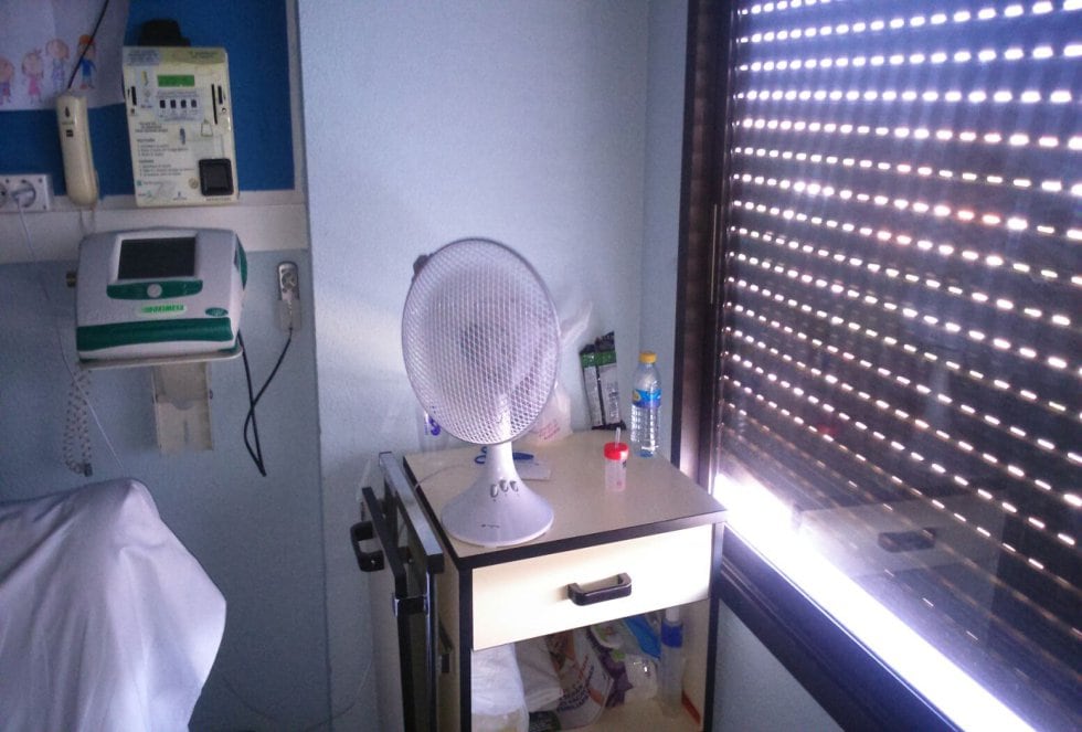 Un ventilador en una habitación de hospital.