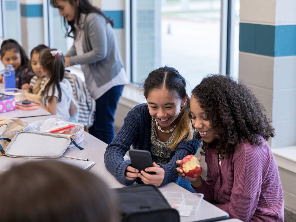 "Des de la restricció dels mòbils es juga i es conversa de manera més intensa"