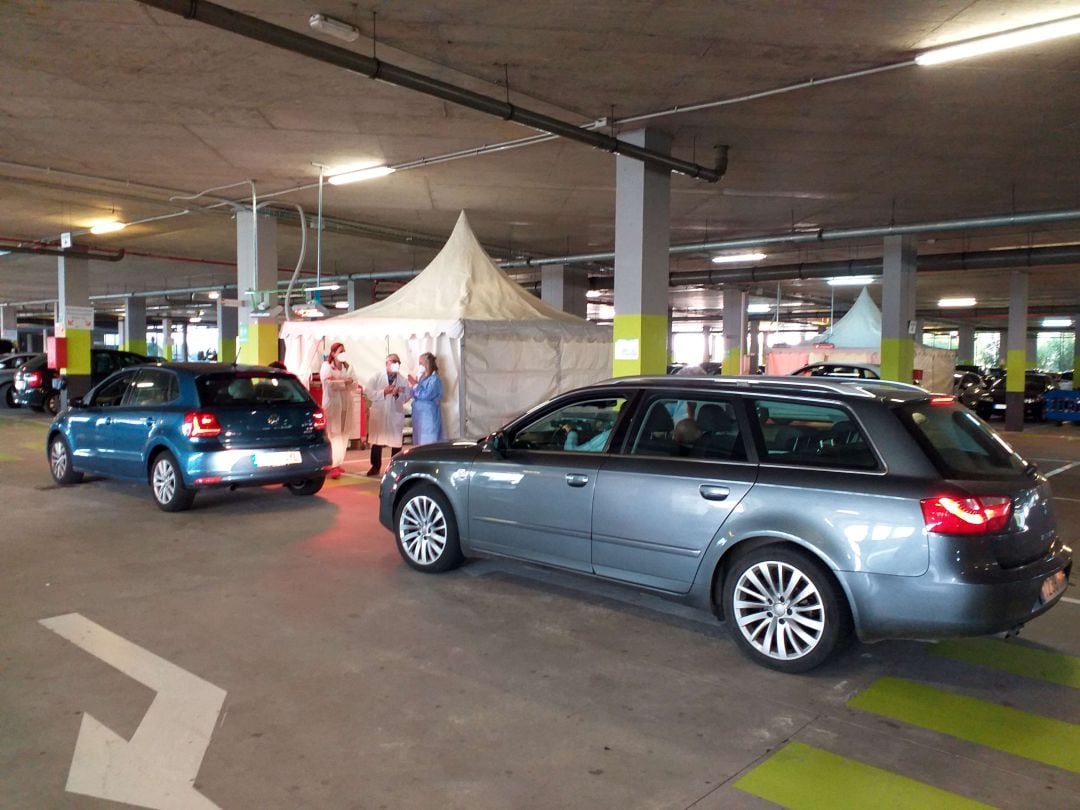 Vista general de las 3 líneas de vacunación del AutoVAC instalado en el Hospital Universitario Central de Asturias