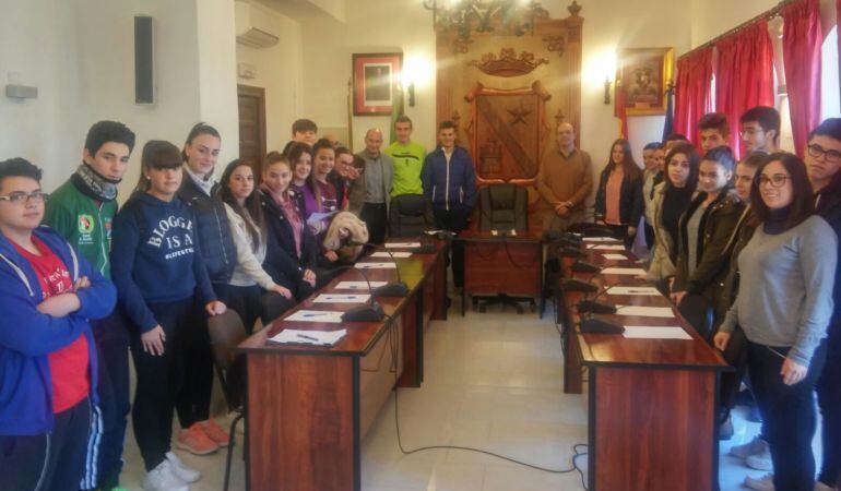 Foto de familia con alcalde, alumnas, alumnos, profesores y concejales