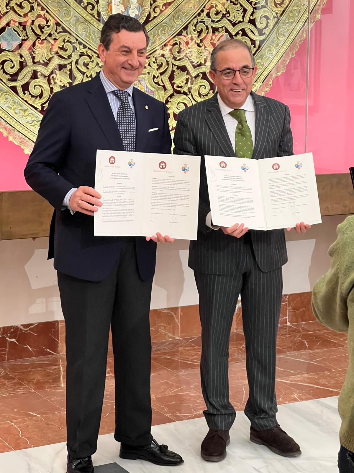 El hermano mayor de Los Estudiantes, Jesús Resa -a la izquierda-, junto al rector de la Universidad de Sevilla, Miguel Ángel Castro